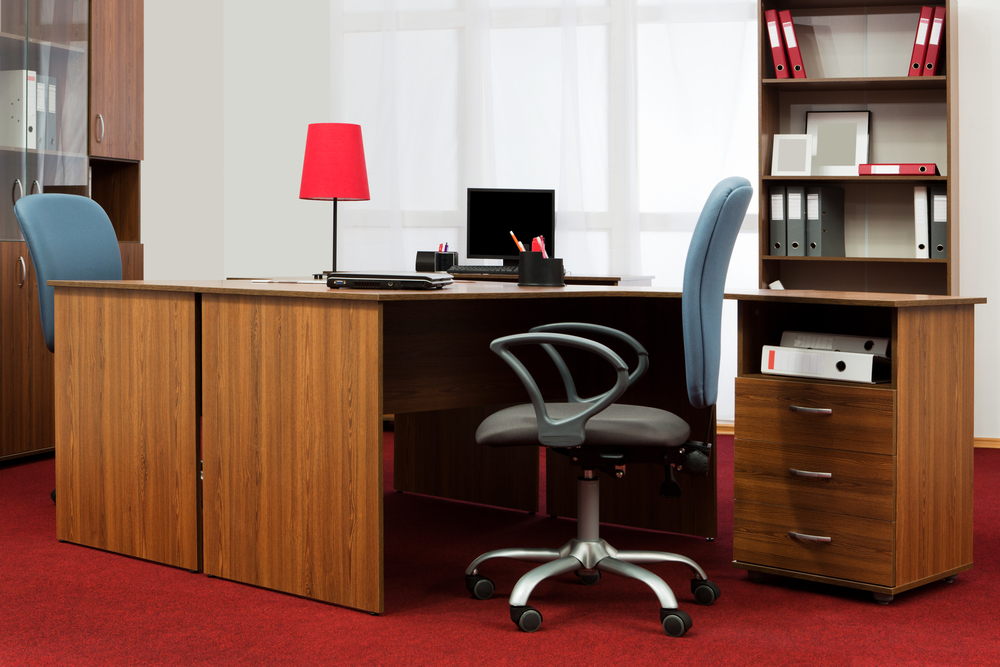 Elegir los muebles adecuados para tu oficina puede mejorar la comodidad y la productividad. Descubre las claves para seleccionar el mobiliario ideal.